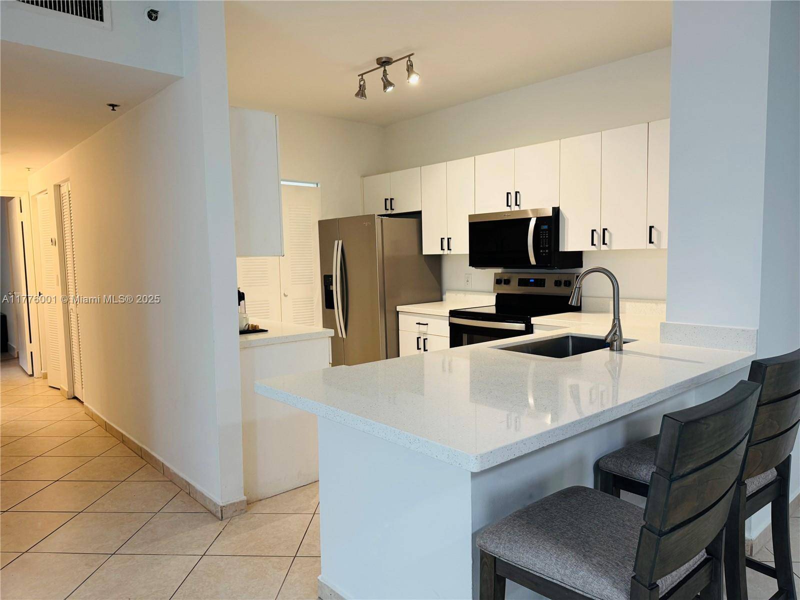 Aventura, FL 33180,19555 E Country Club Dr #8108