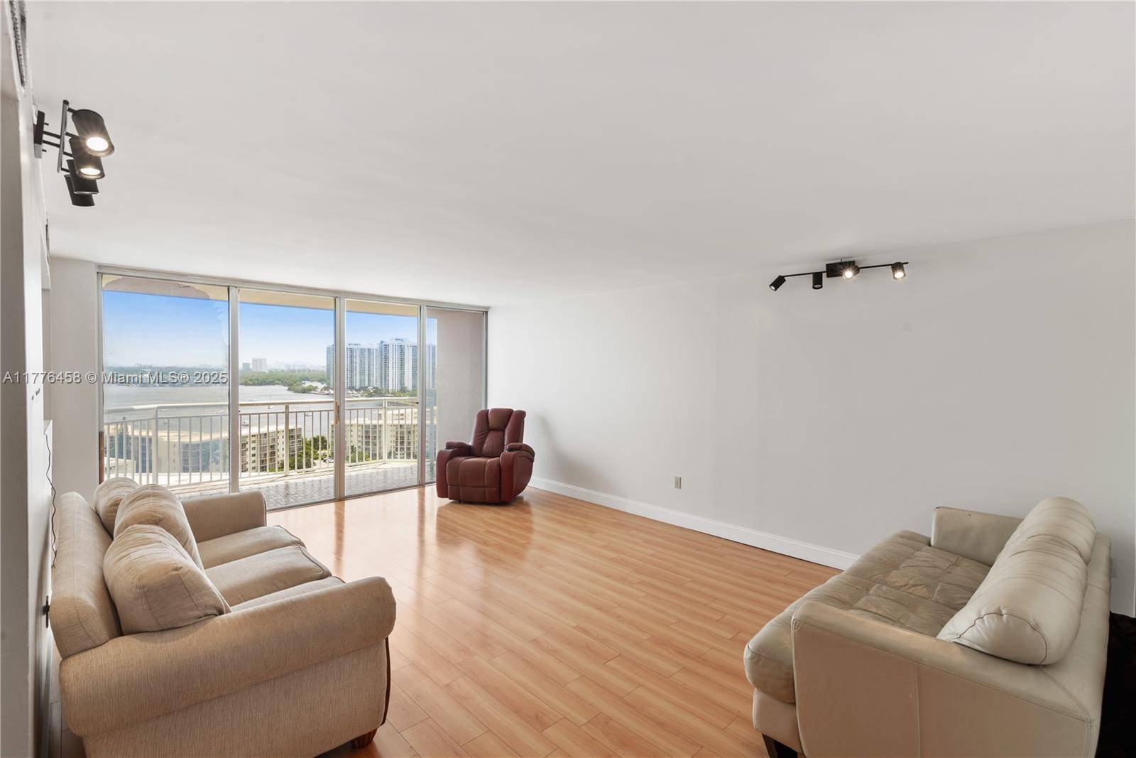 Aventura, FL 33160,18021 Biscayne Blvd ##1701-2 S