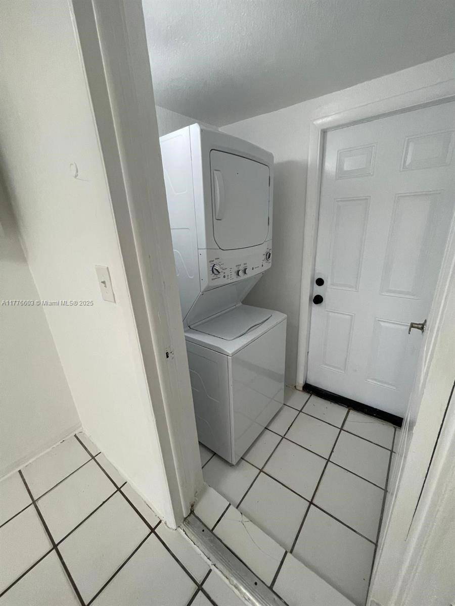 Hollywood, FL 33020,2431 S Plunkett St
