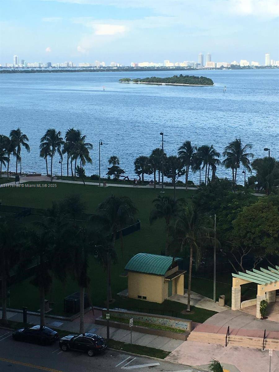 Miami, FL 33132,488 NE 18 st #809