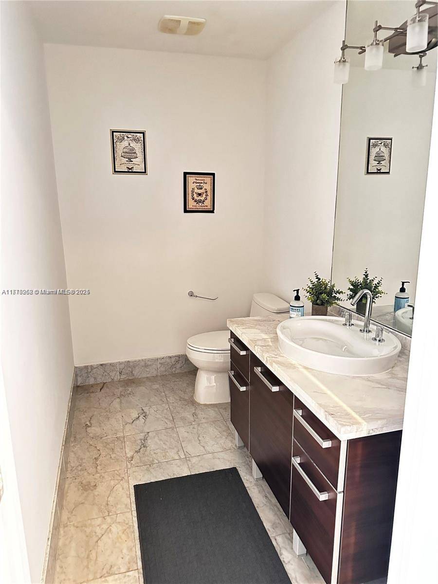 Miami, FL 33132,244 Biscayne Blvd #442