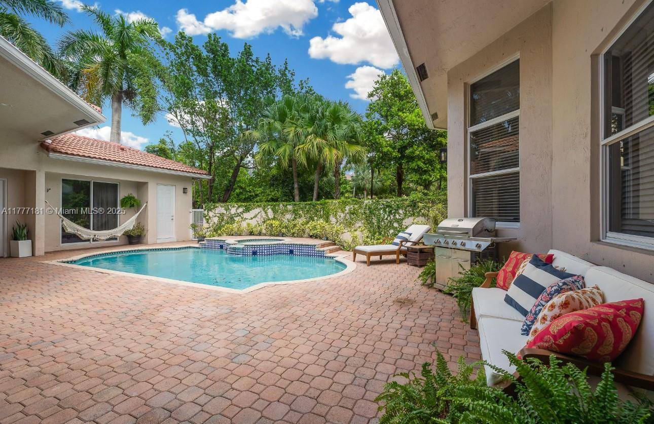 Weston, FL 33327,1604 Victoria Pointe Ln