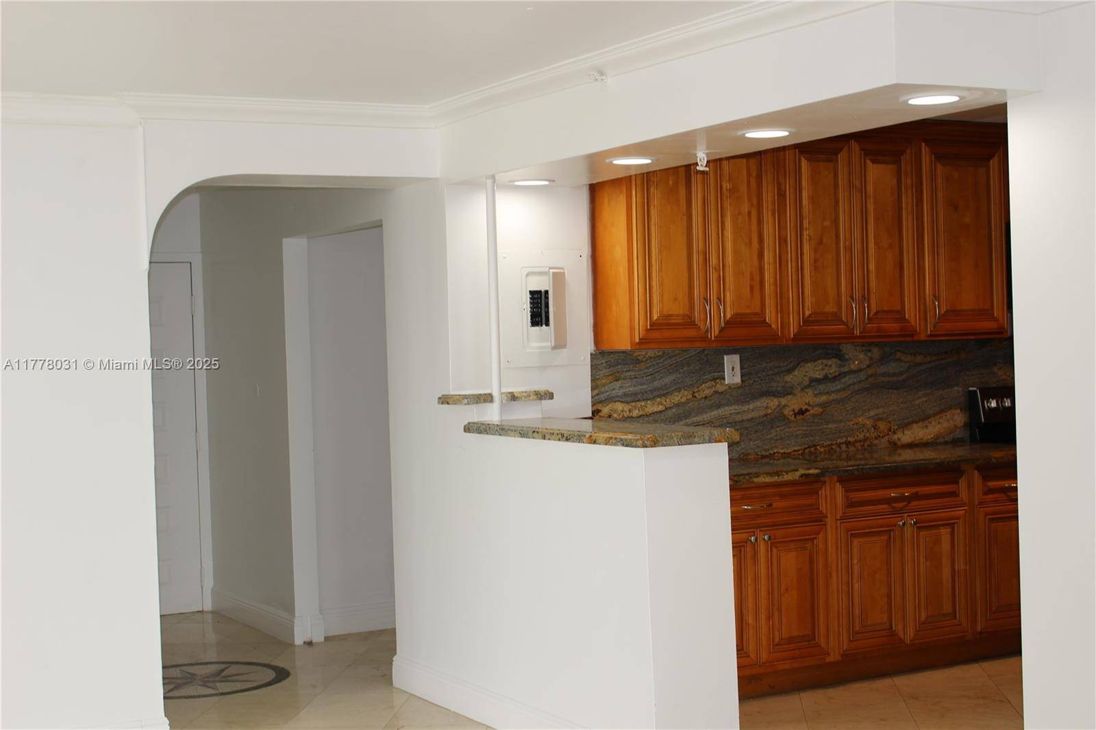 Miami Beach, FL 33140,6061 Collins Ave #22A