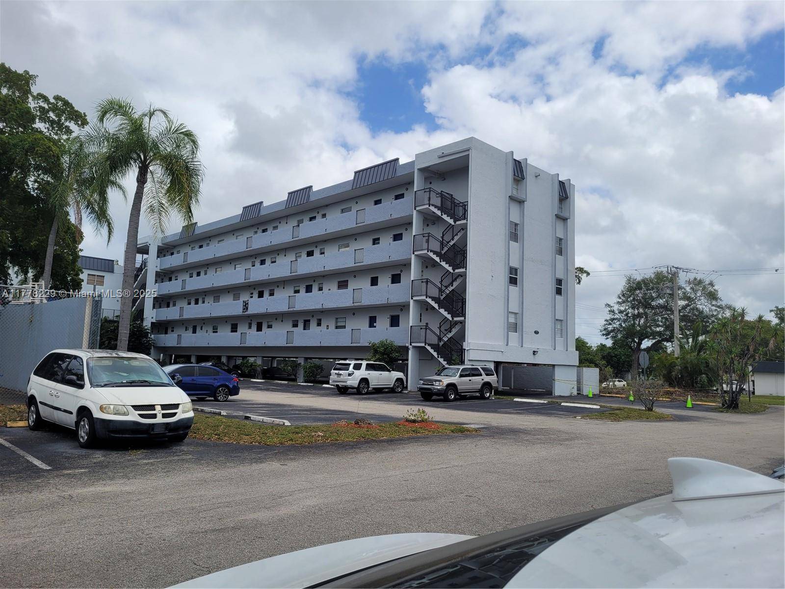 Plantation, FL 33313,7561 NW 16th St #2411