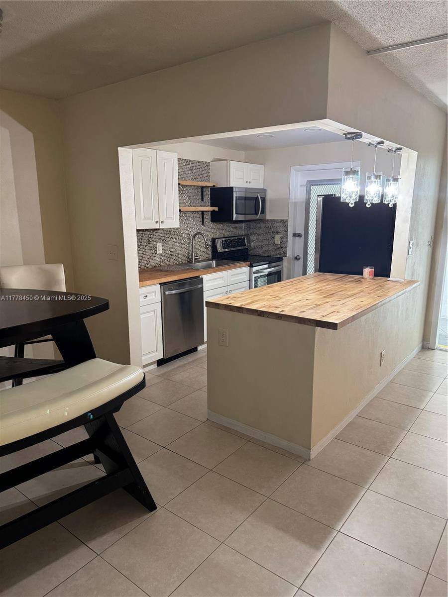 Lauderhill, FL 33313,1631 NW 46th Ave #119