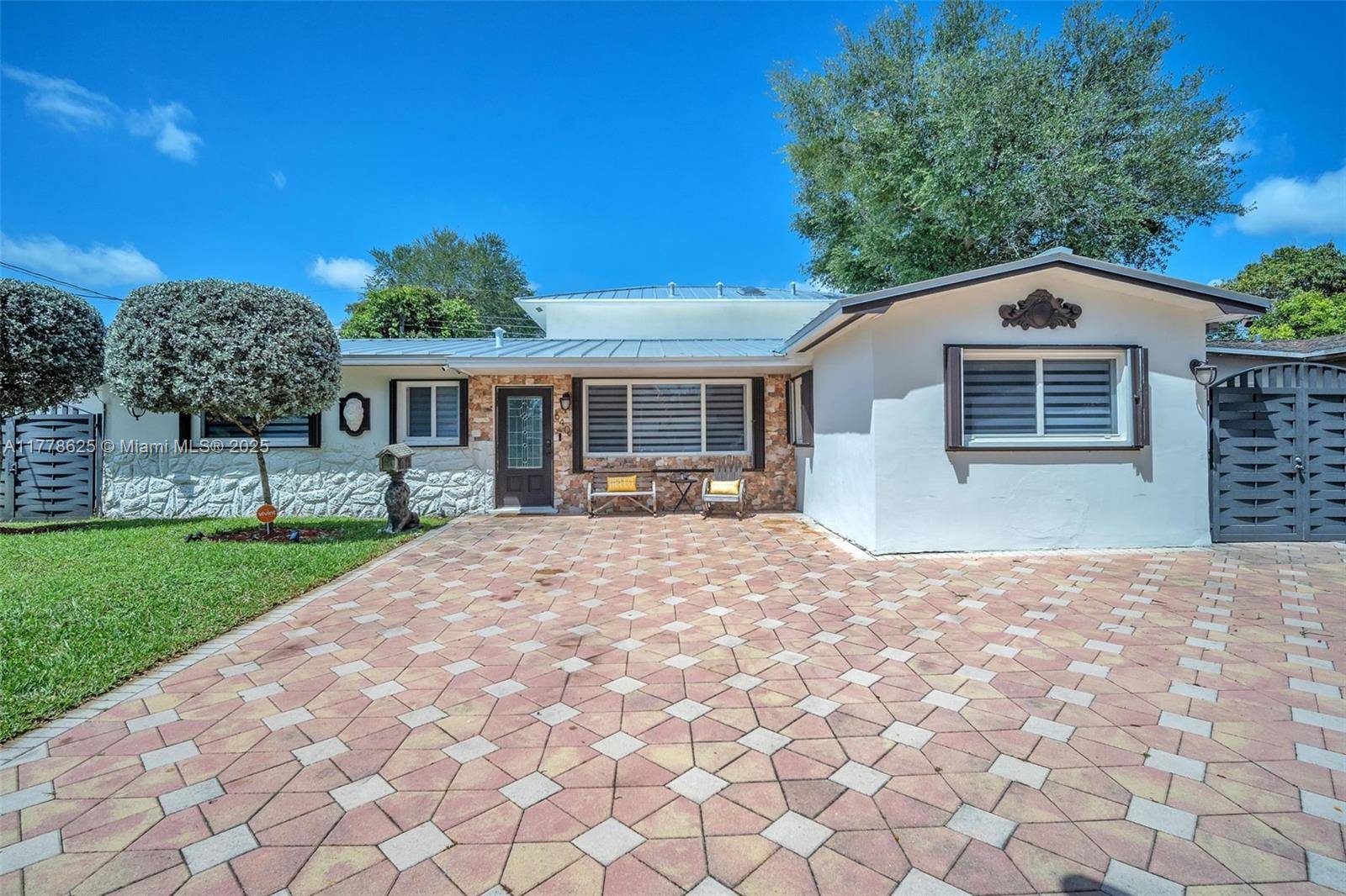 Pembroke Pines, FL 33023,640 SW 69th Way