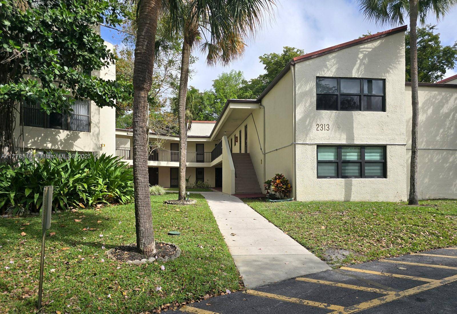 Pompano Beach, FL 33069,2313 S Cypress Bend Dr #123A