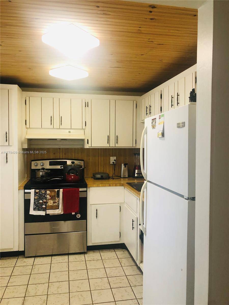 Lauderhill, FL 33319,3776 Inverrary Blvd #205R