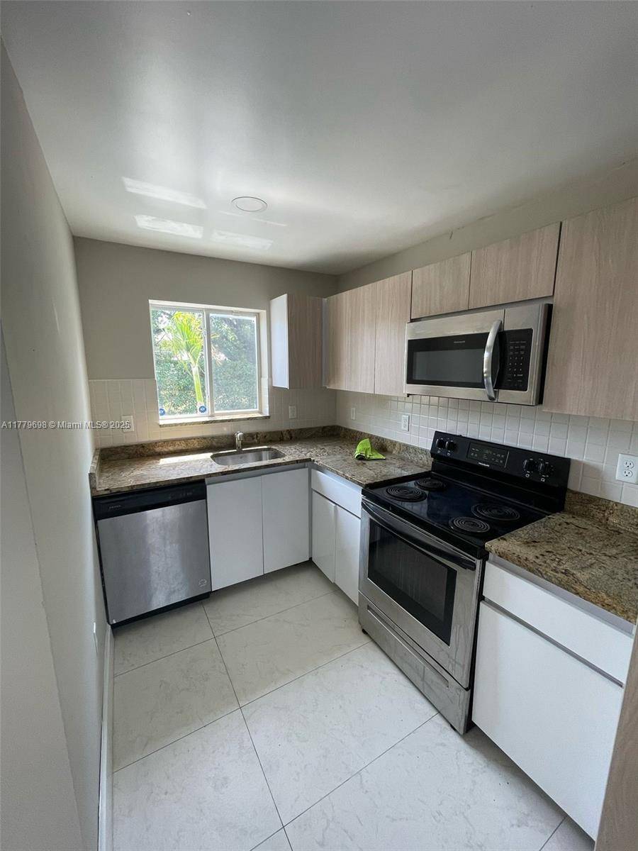 Fort Lauderdale, FL 33311,817 NW 3rd Ave #1