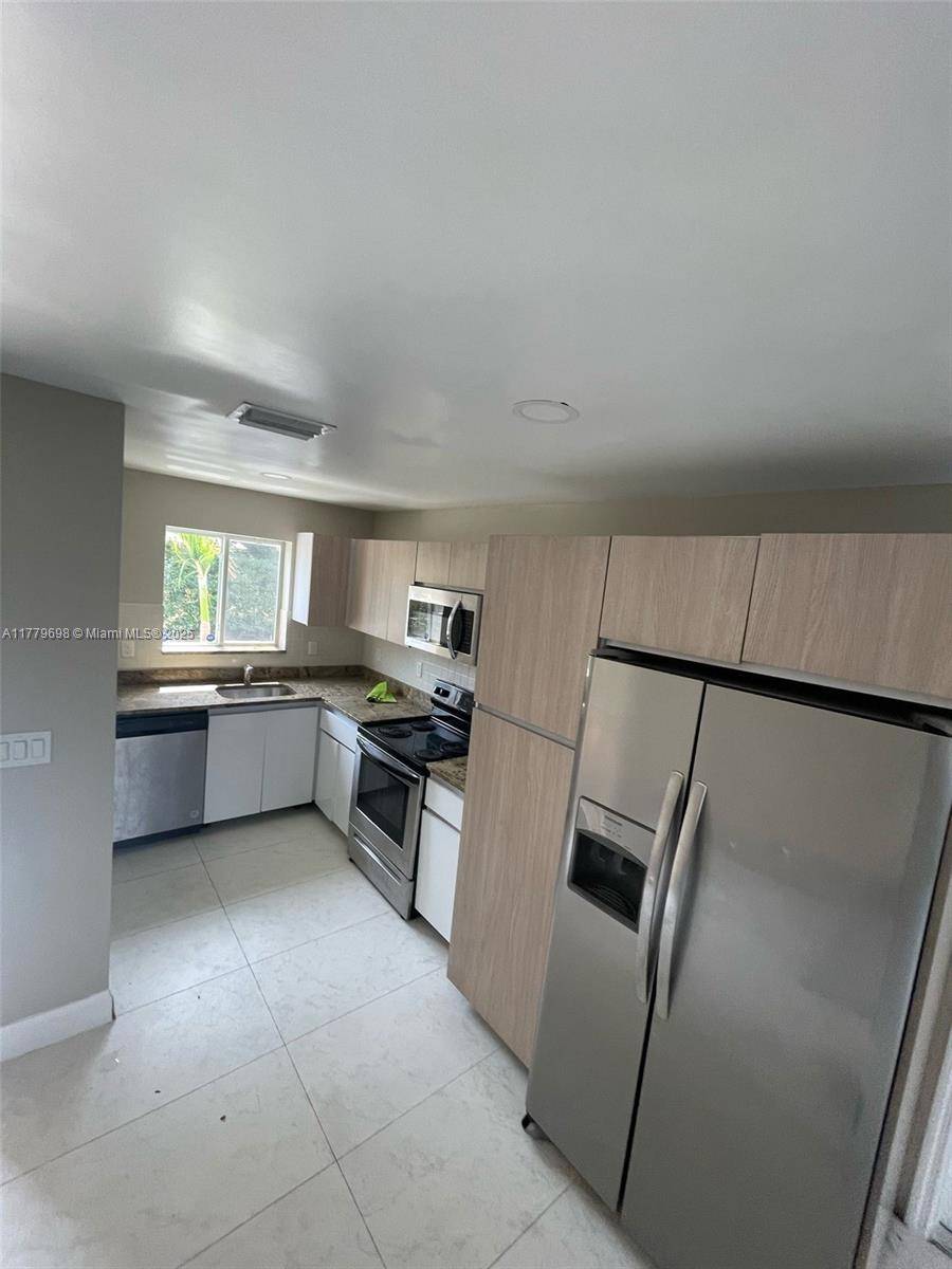 Fort Lauderdale, FL 33311,817 NW 3rd Ave #1