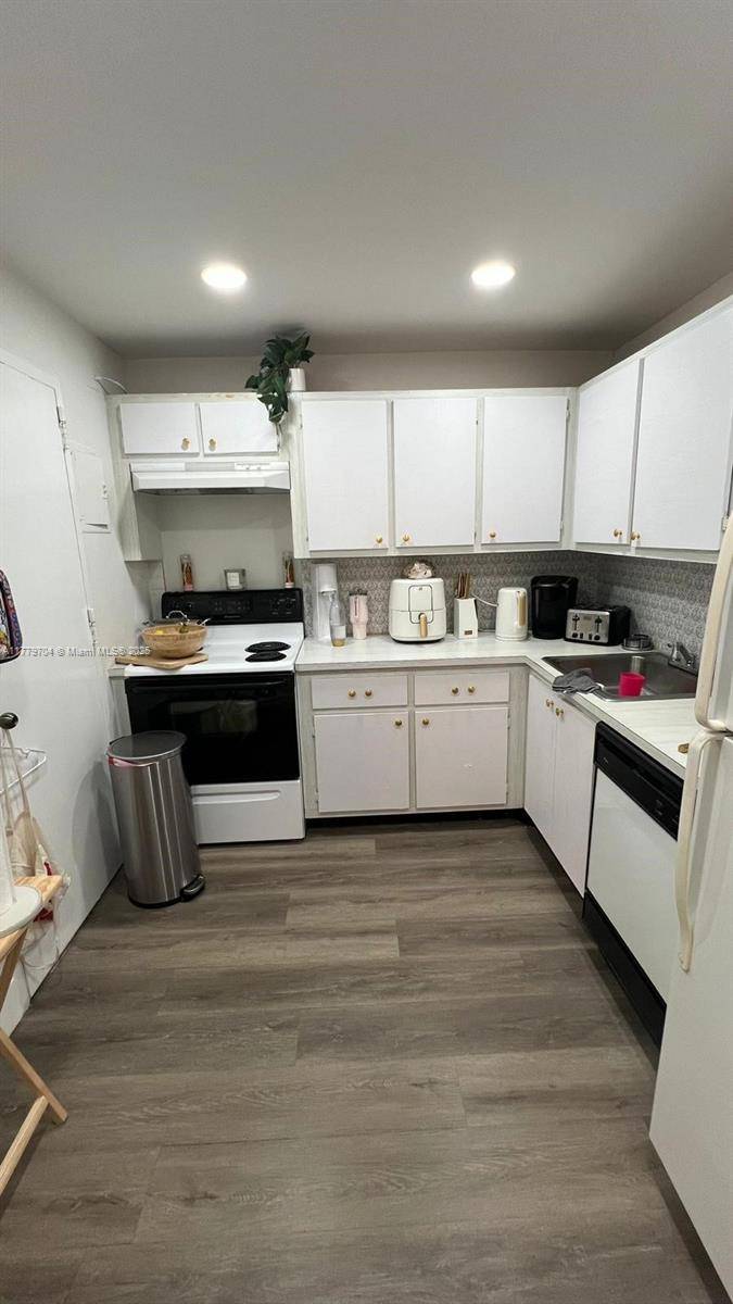 Hallandale Beach, FL 33009,401 Golden Isles Dr #716