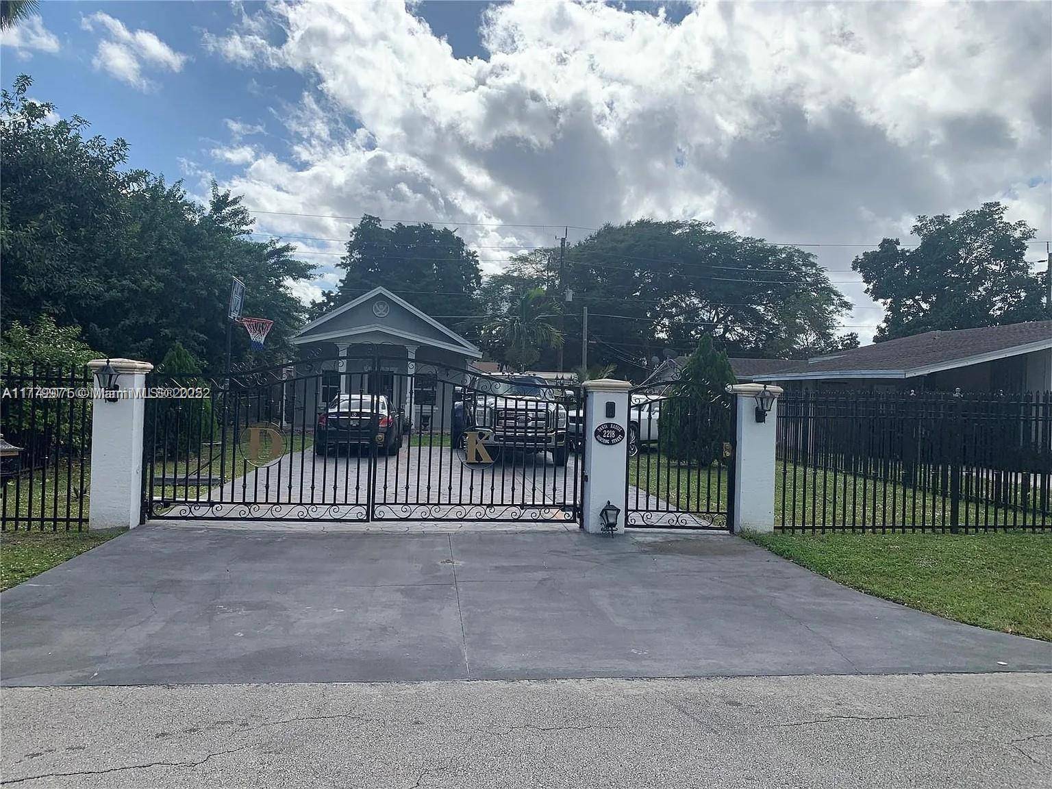 Hollywood, FL 33020,2218 Harding St