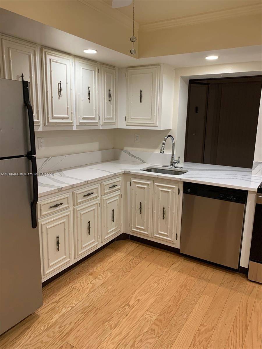 Hallandale Beach, FL 33009,800 Parkview Dr #224