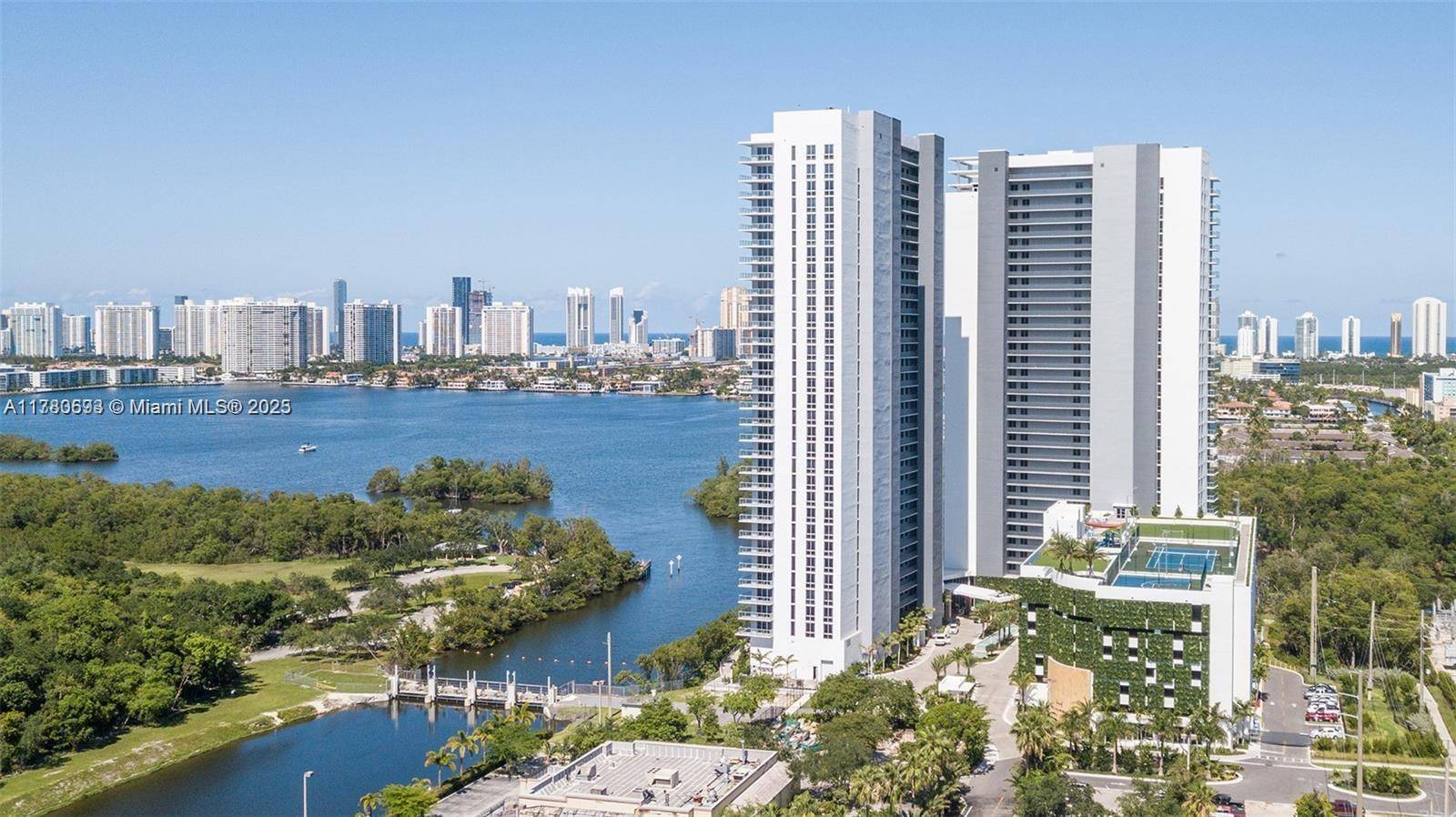 North Miami Beach, FL 33160,16385 Biscayne Blvd #904