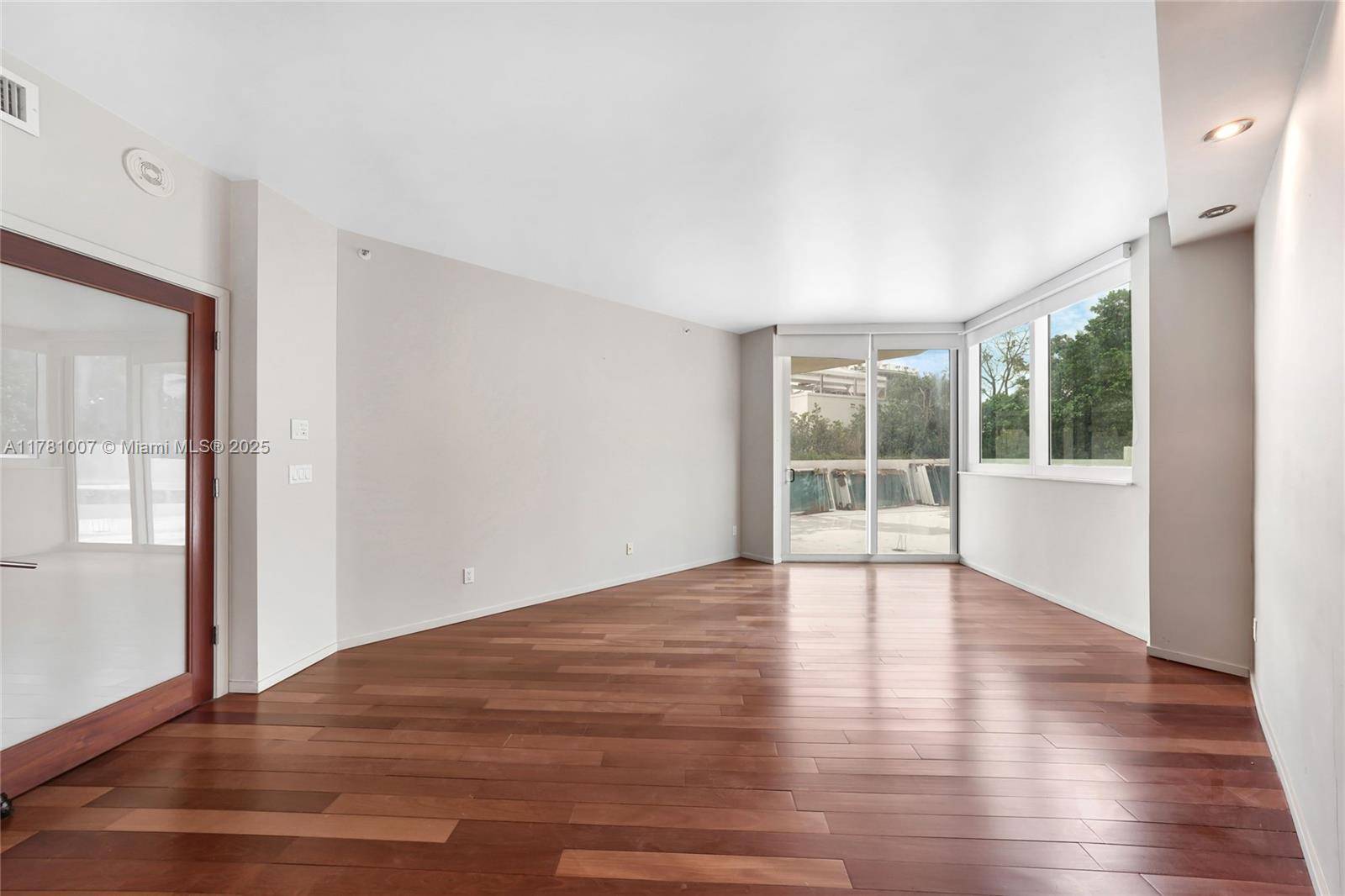 Miami Beach, FL 33139,300 S Pointe Dr #305