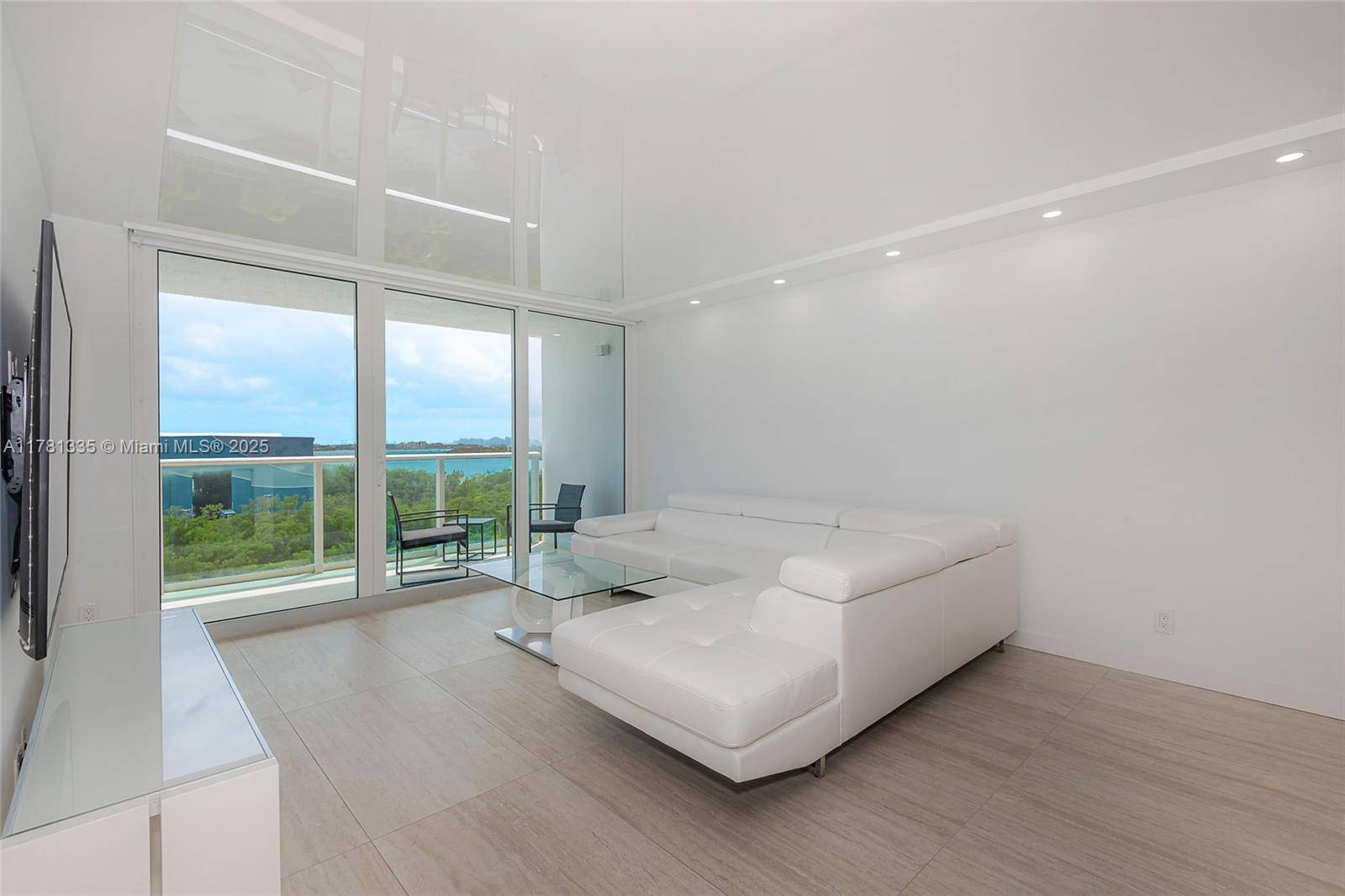 Sunny Isles Beach, FL 33160,100 Bayview Dr #825