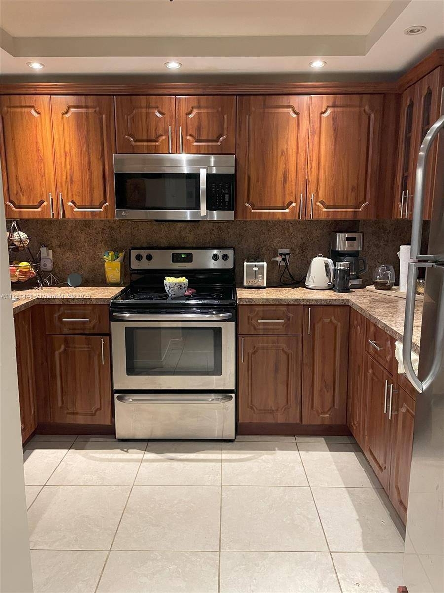 Oakland Park, FL 33309,112 Royal Park Dr #2G