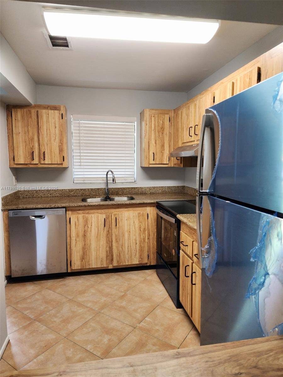 Tamarac, FL 33319,6061 Shakerwood Cir #208