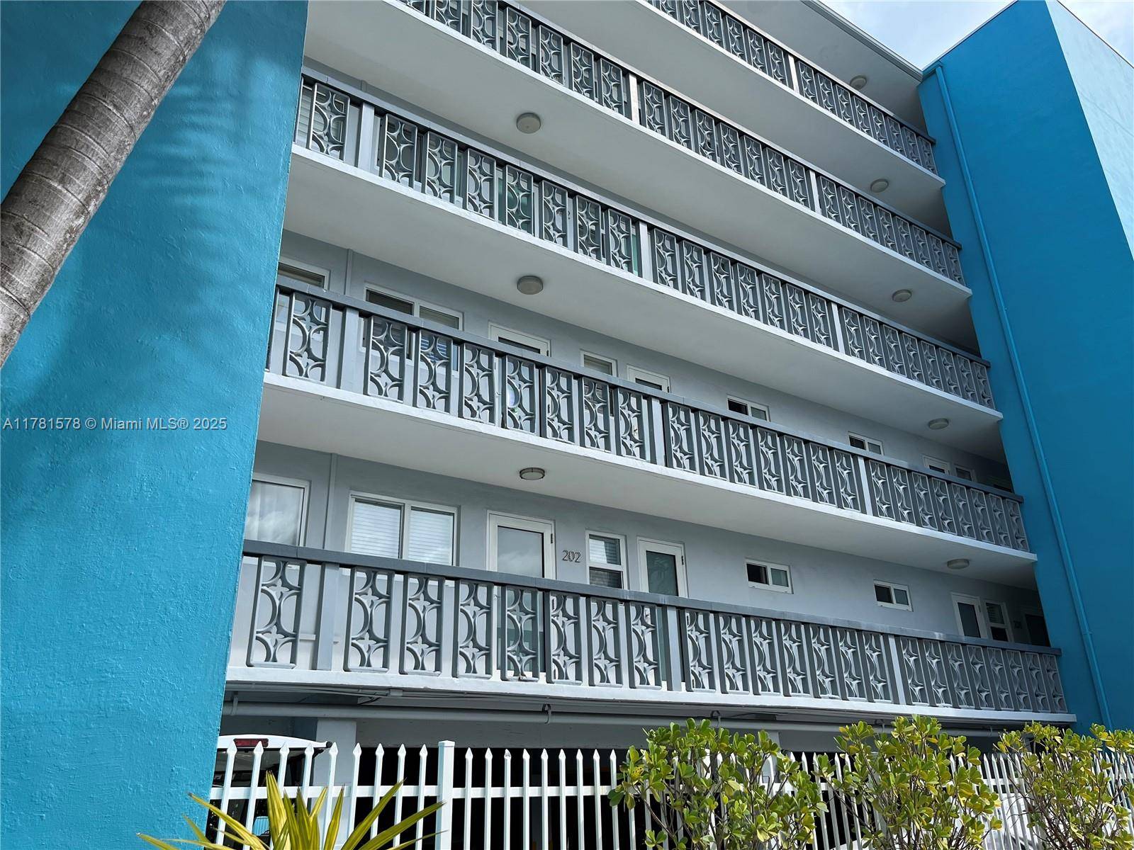 Miami Beach, FL 33139,1400 Lincoln Rd #201