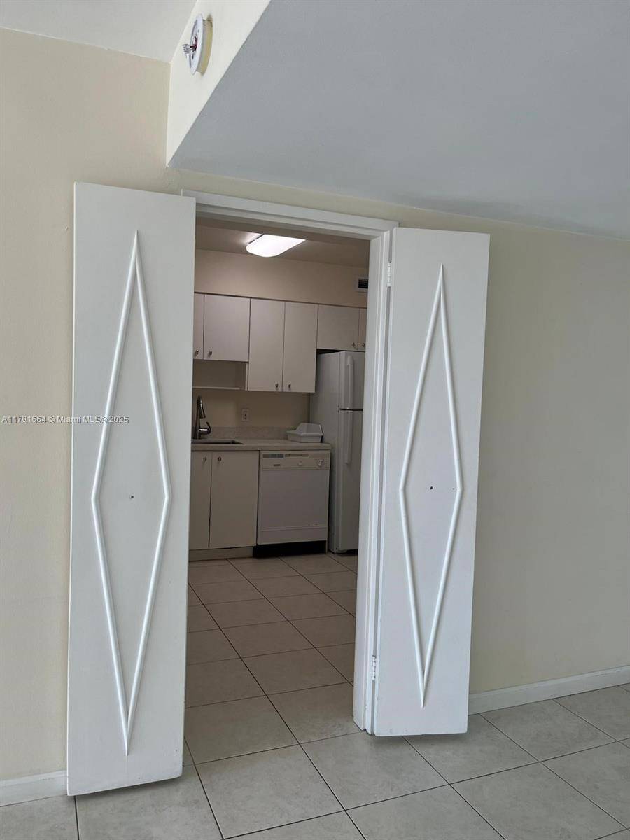 Miami Beach, FL 33140,5161 Collins Ave #909