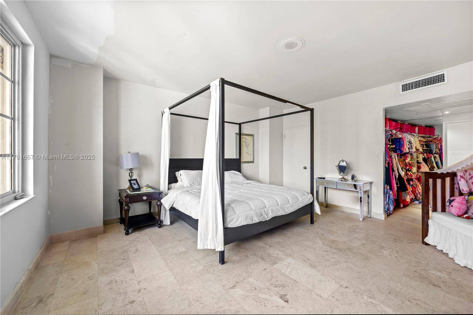 Miami Beach, FL 33140,5255 Collins Ave #11A