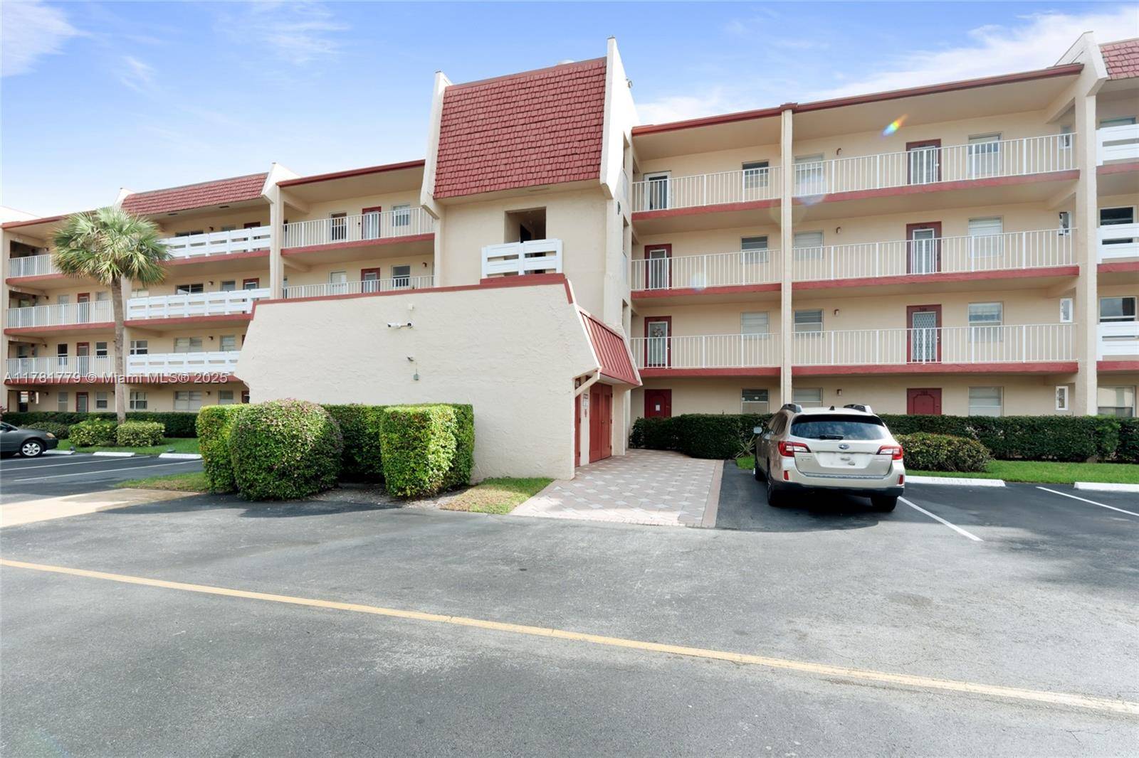 Margate, FL 33063,1020 Country Club Dr #206