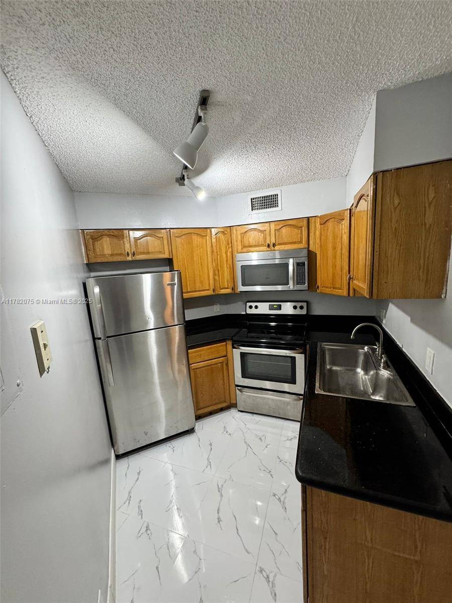 Oakland Park, FL 33309,215 Lake Pointe Dr #214
