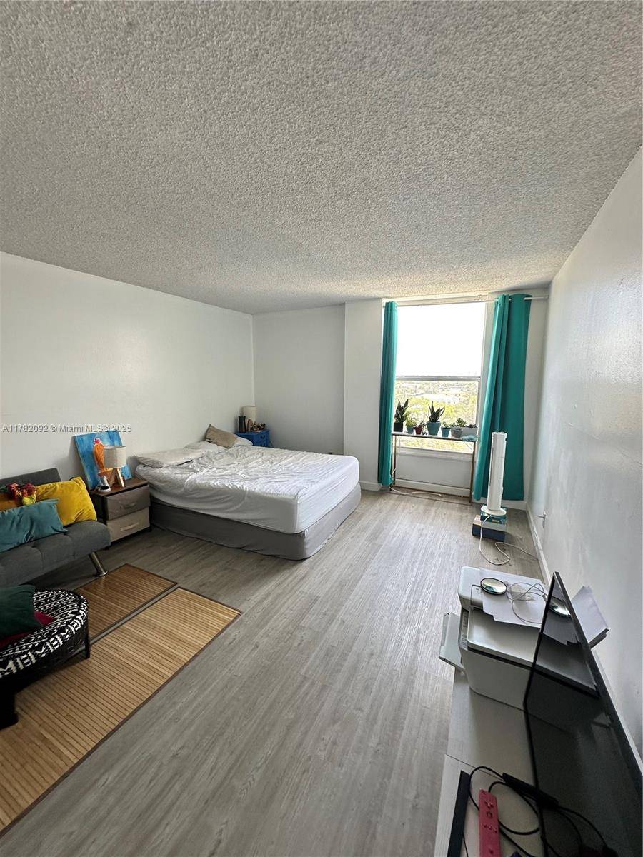 North Miami, FL 33181,2020 NE 135th St #807