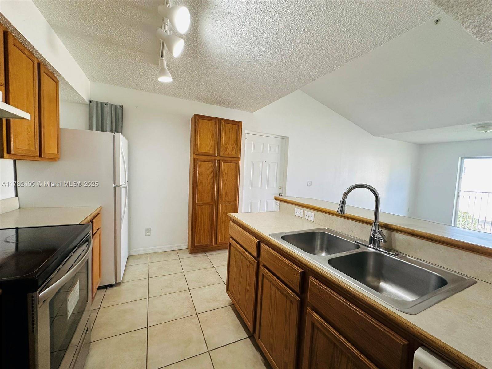 Tamarac, FL 33321,9907 Westwood Dr #28-2