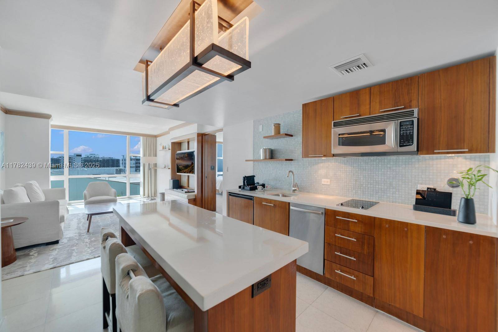 Miami Beach, FL 33141,6801 Collins Ave #515