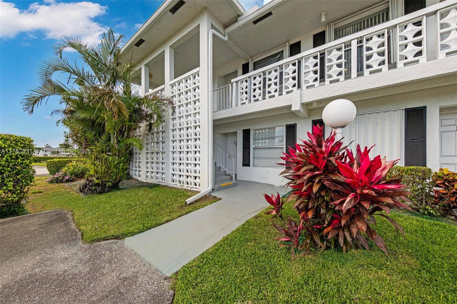 Delray Beach, FL 33445,2721 SW 13th St #201