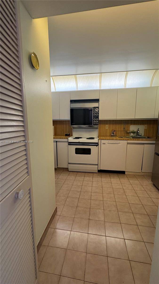 Hollywood, FL 33019,2401 S Ocean Dr #505