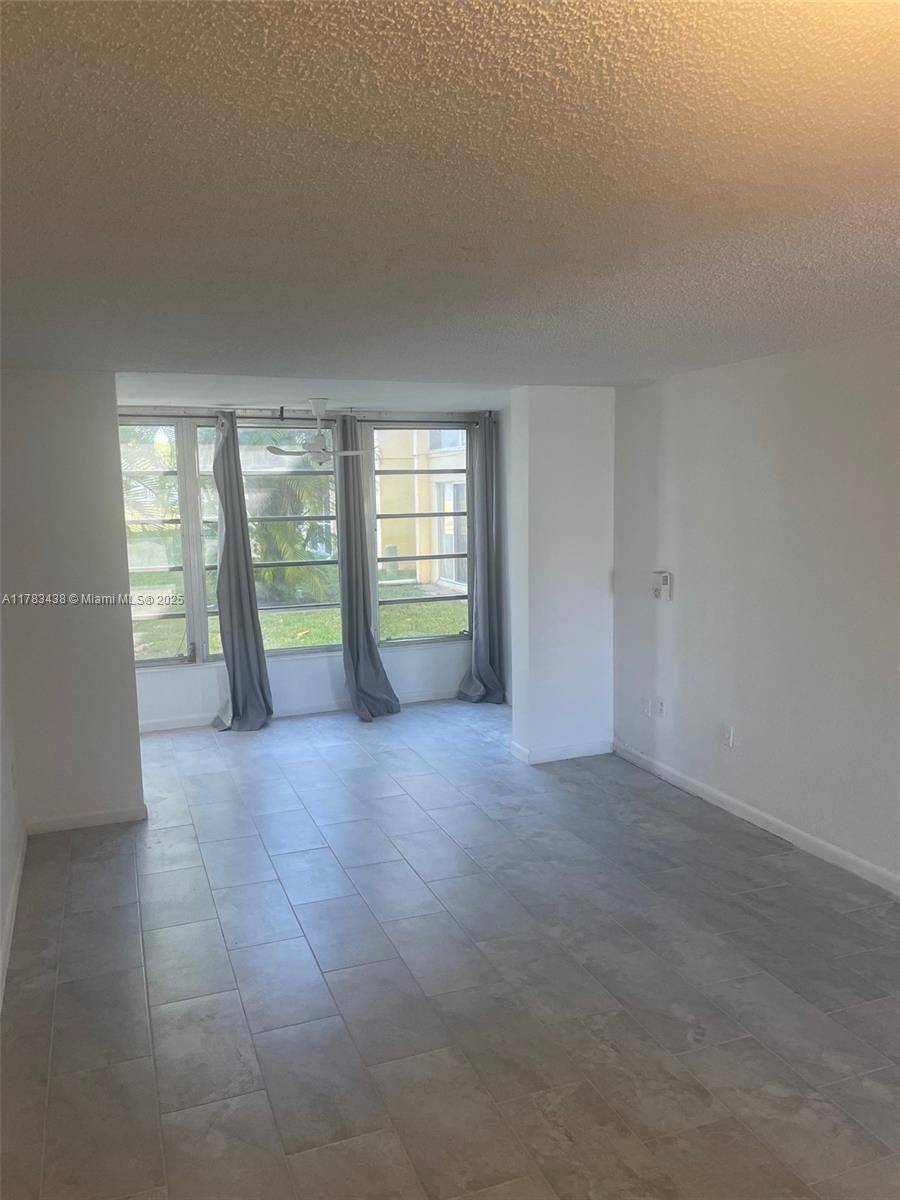 Sunrise, FL 33322,8500 Sunrise Lakes Blvd #106