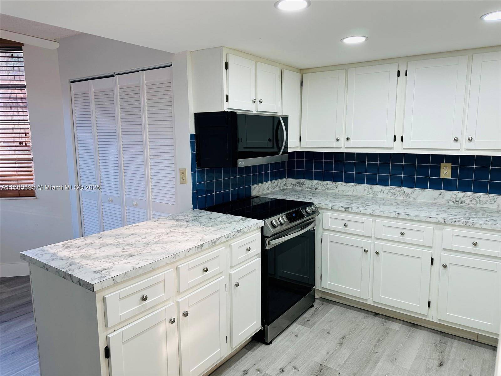 Davie, FL 33324,9501 Seagrape Dr #101