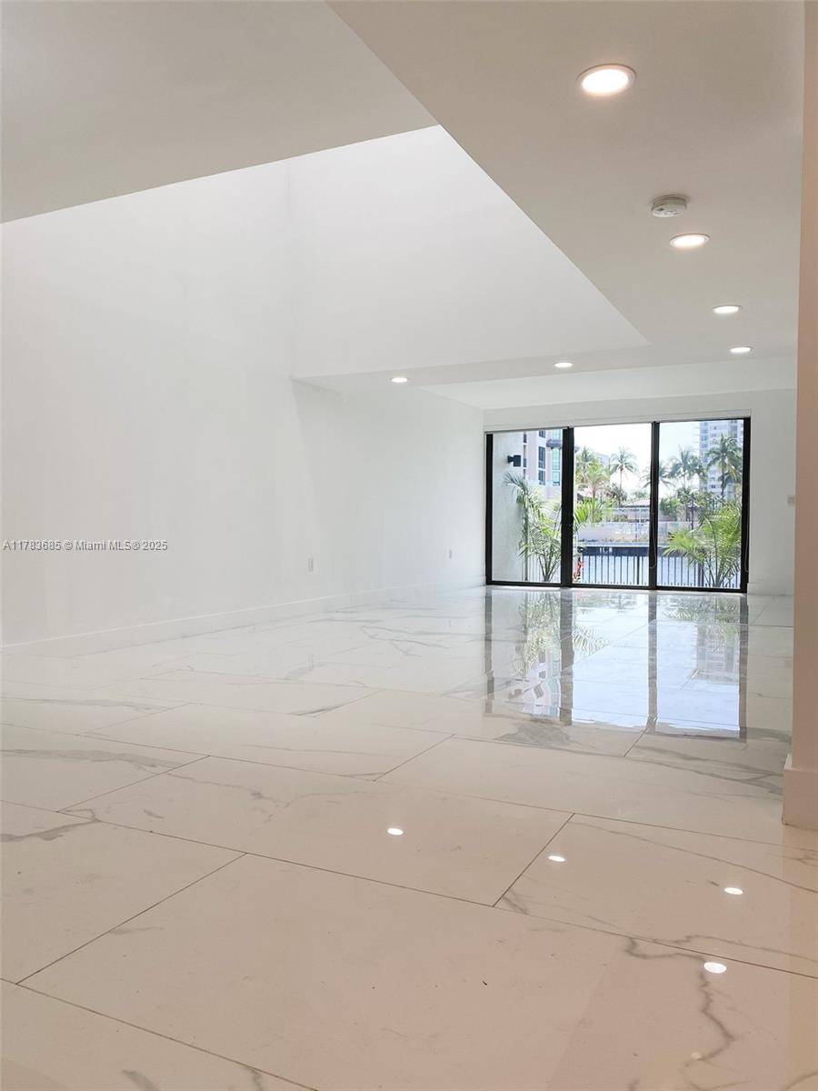 Sunny Isles Beach, FL 33160,316 Poinciana Dr #808