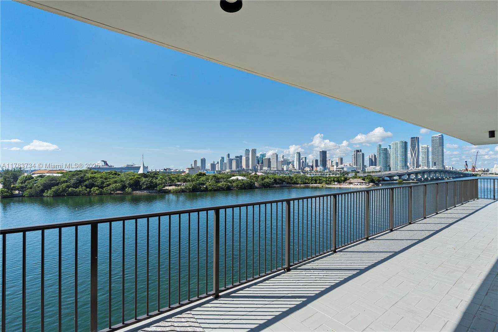 Miami, FL 33139,1000 Venetian Way #704