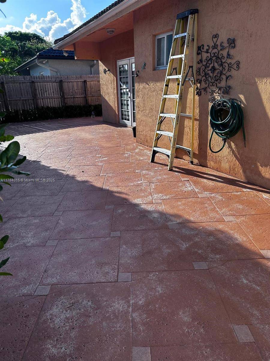 Hialeah, FL 33015,7733 NW 200th St