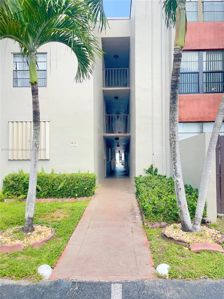Miami, FL 33176,10815 SW 112th Ave #208