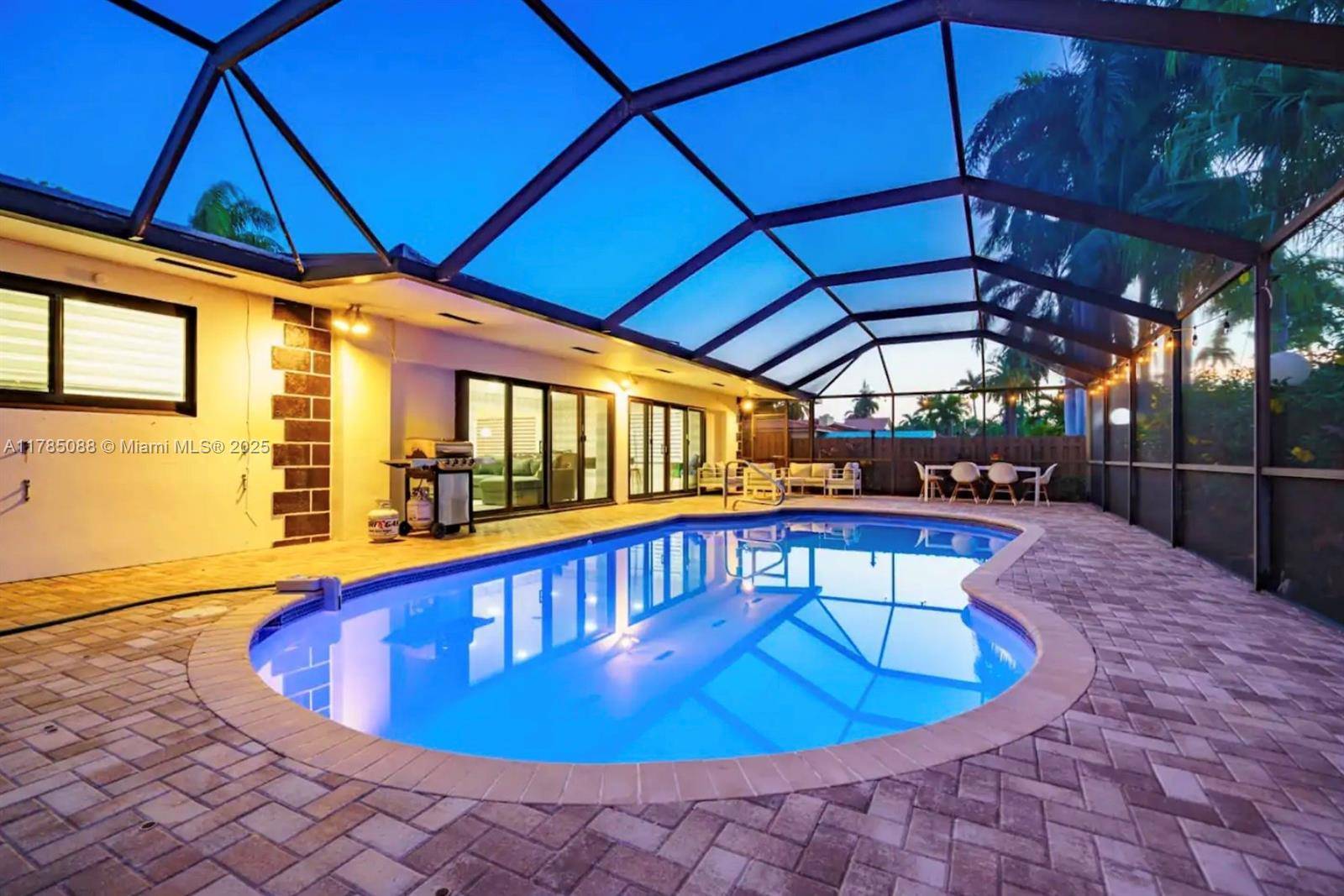 Hollywood, FL 33019,1141 N Northlake Dr