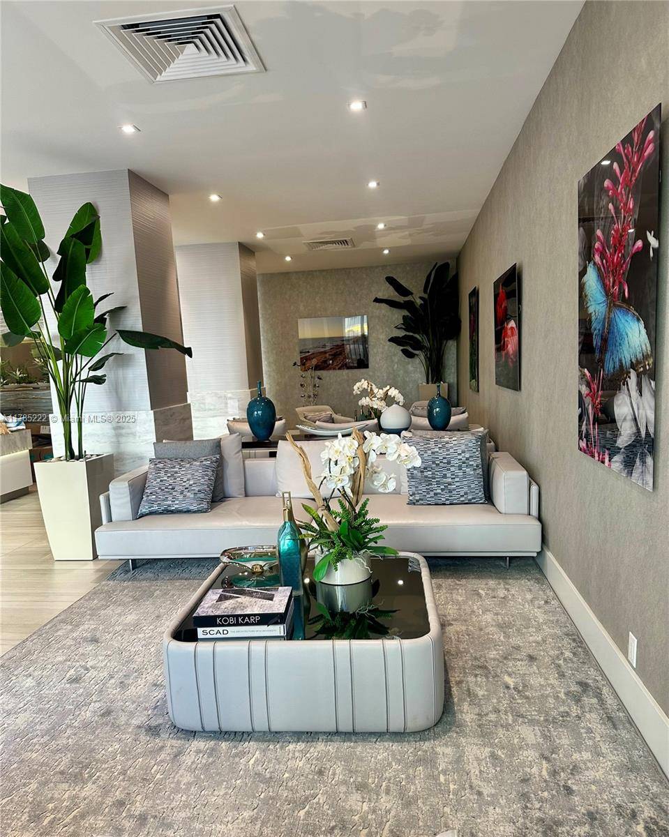 Hollywood, FL 33019,2301 S Ocean Dr #306