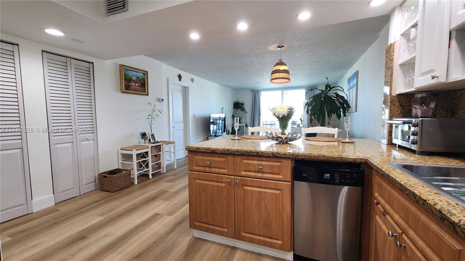 Miami Beach, FL 33141,7900 Tatum Waterway Dr #313