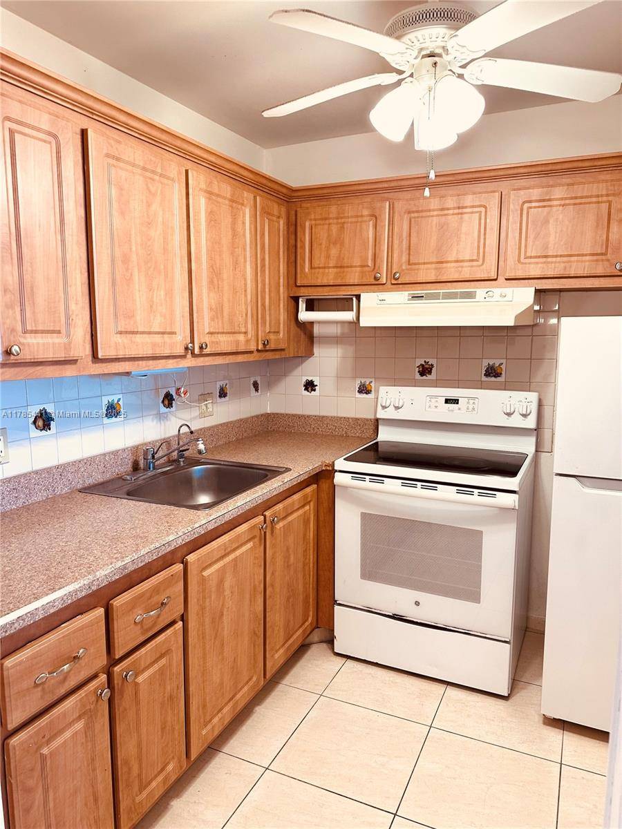 West Palm Beach, FL 33417,102 Northampton F #102