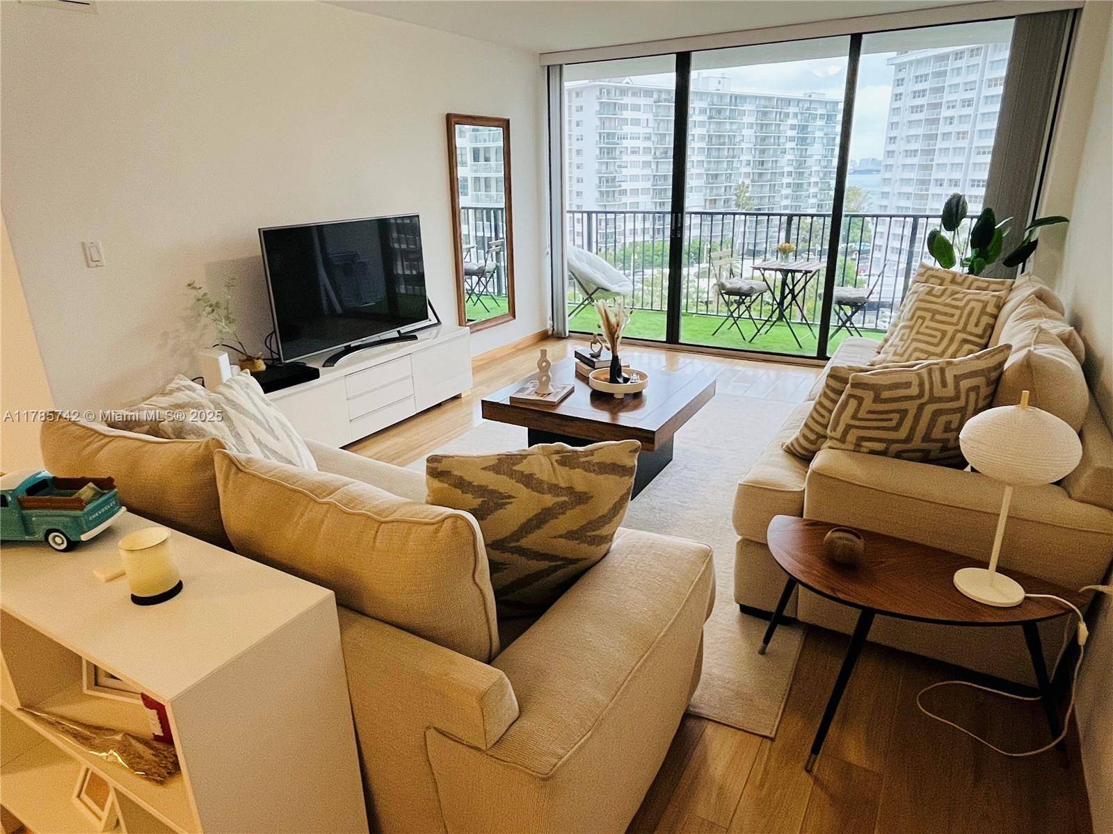 Miami, FL 33131,1450 Brickell Bay Dr #811