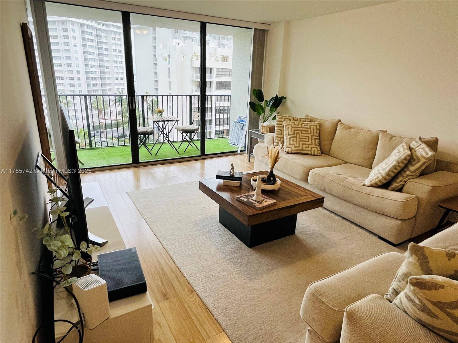 Miami, FL 33131,1450 Brickell Bay Dr #811