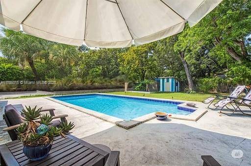 North Miami, FL 33161,827 NE 140th St