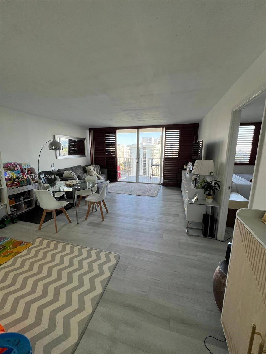 Miami Beach, FL 33140,5838 Collins Ave #14F