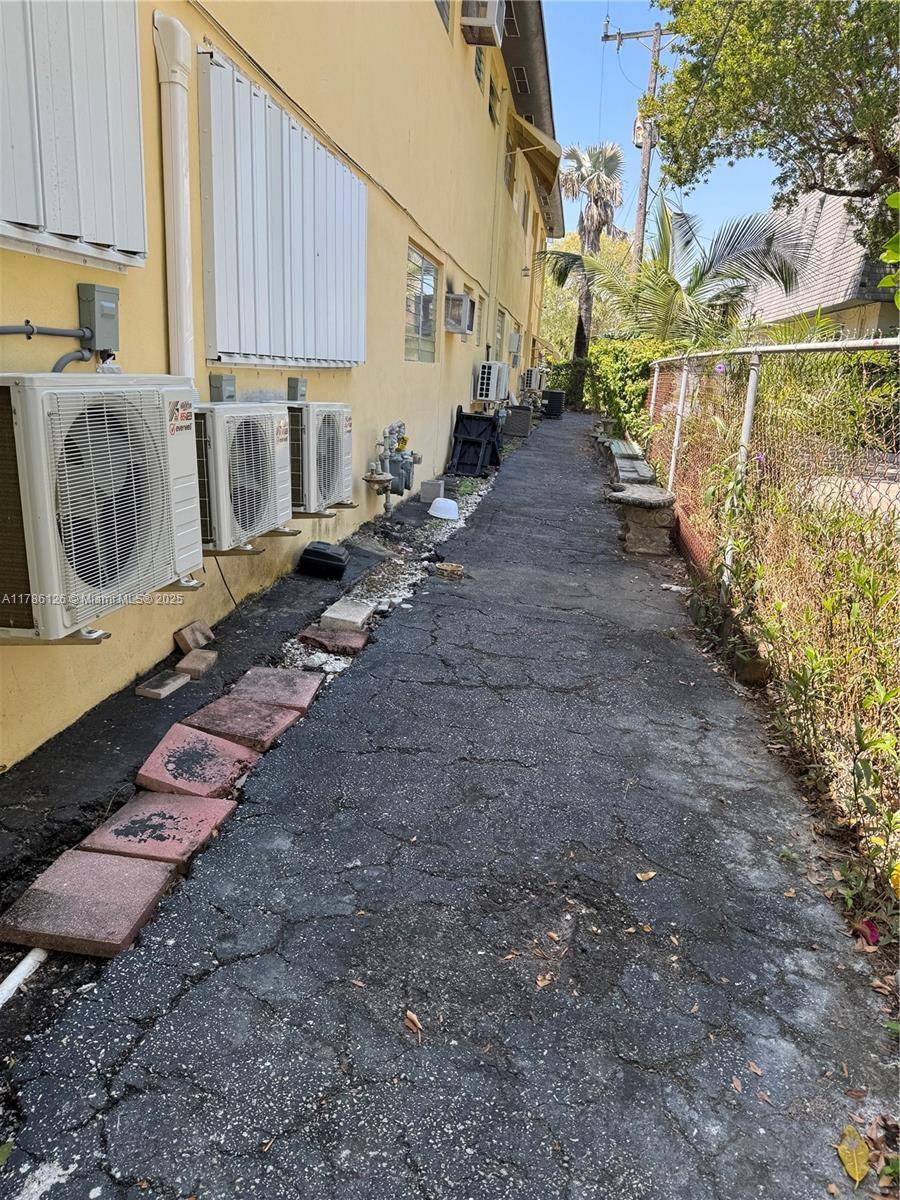 North Miami Beach, FL 33160,17051 NE 23rd Ave #1J