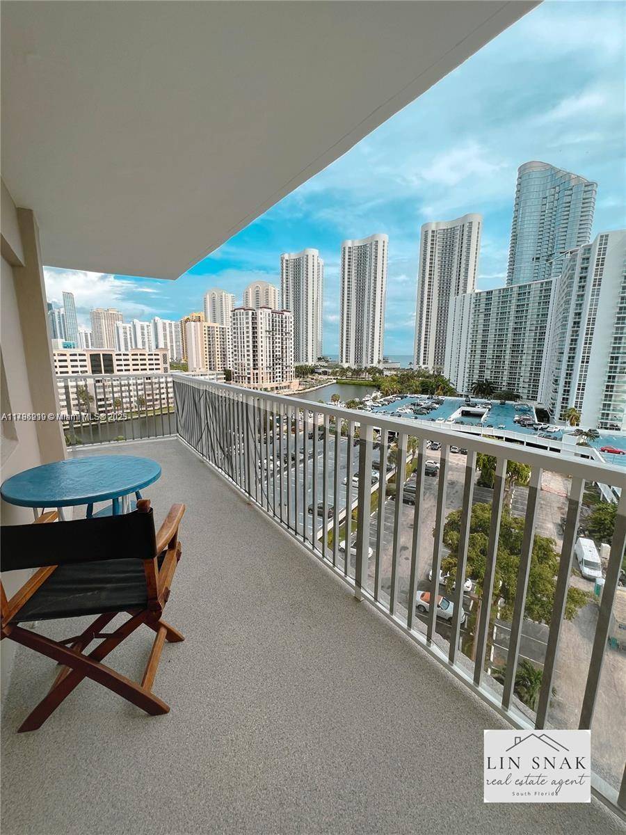Sunny Isles Beach, FL 33160,300 Bayview Dr #915