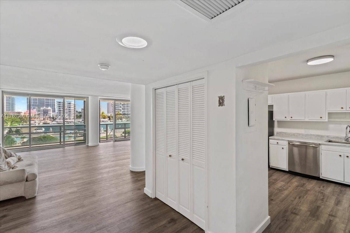 Miami Beach, FL 33141,900 Bay Dr #222