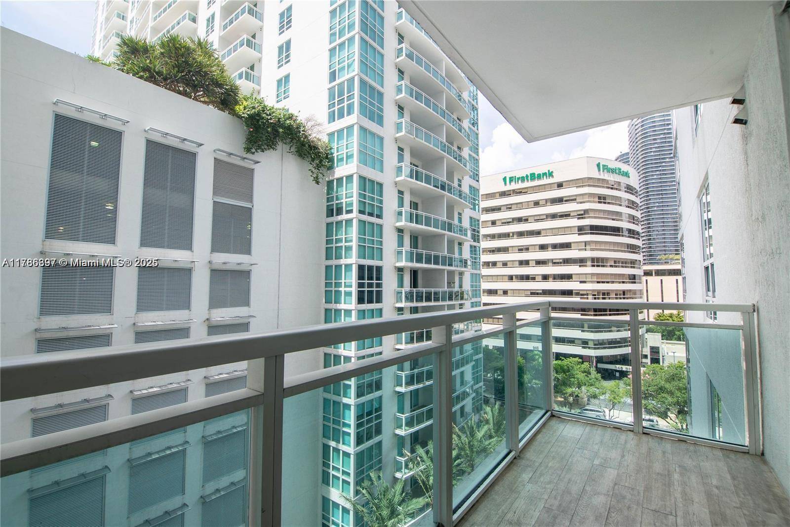 Miami, FL 33131,950 Brickell Bay #703